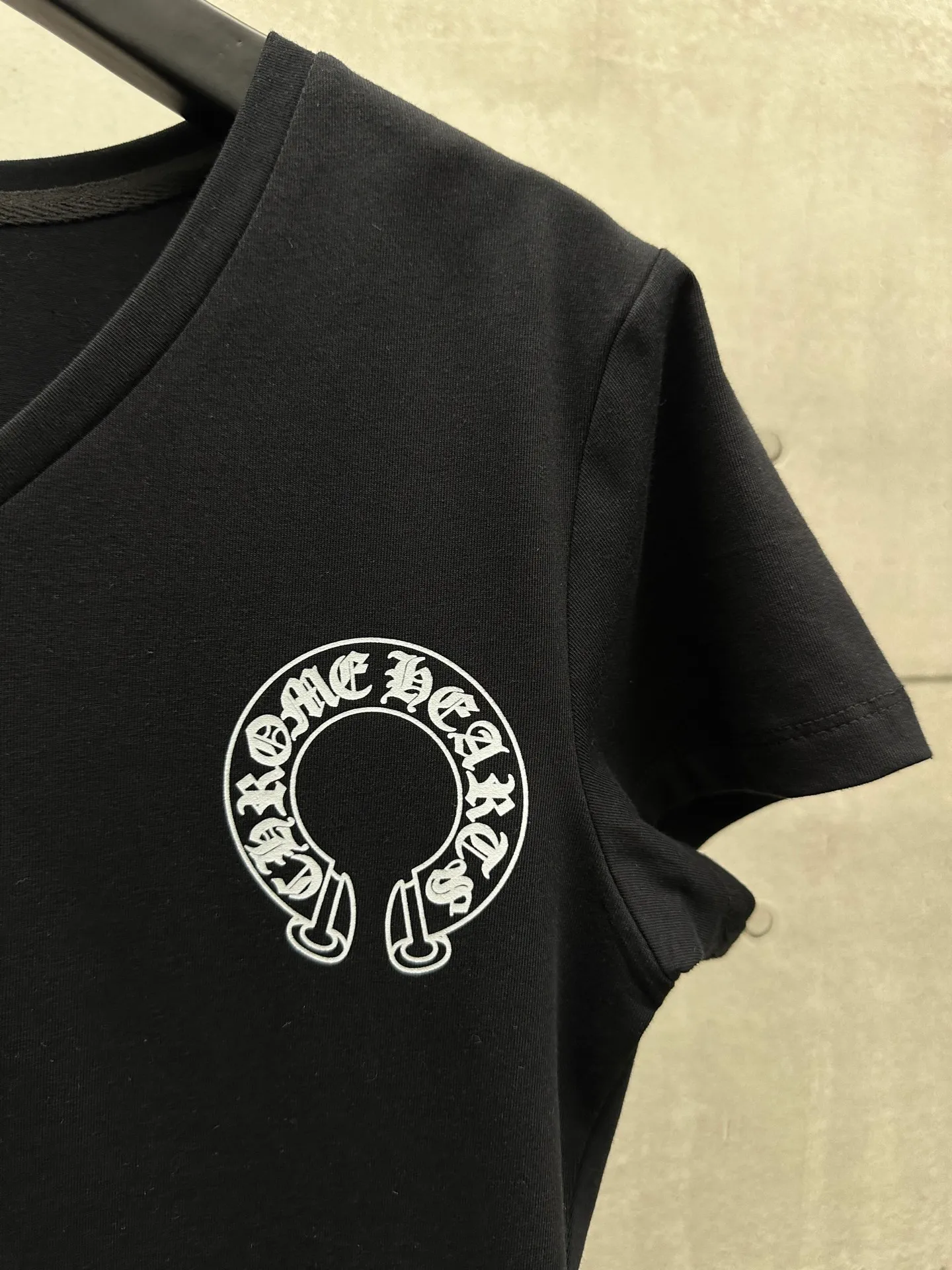 P126 #069 CHROME HEARTS 25SS women's T-shirt Made of 220G original consistent fabric V-neck women's waist style The whole body adopts imported digital direct printing Color: black white Size: S M L
